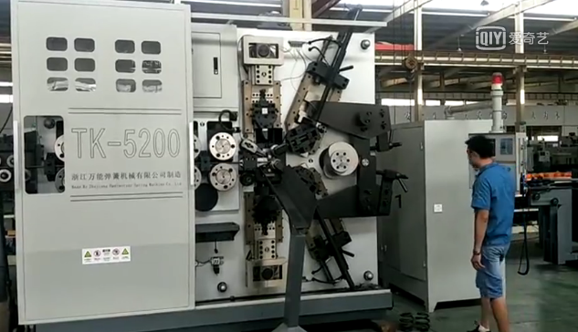 工人操作彈簧(huáng)制造機流程