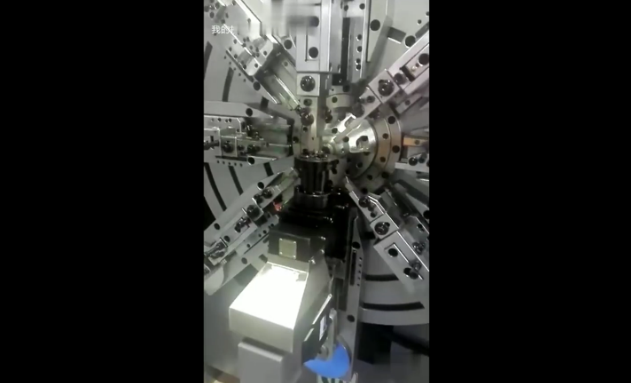 展會現(xiàn)場演示制造拉簧(huang)過程